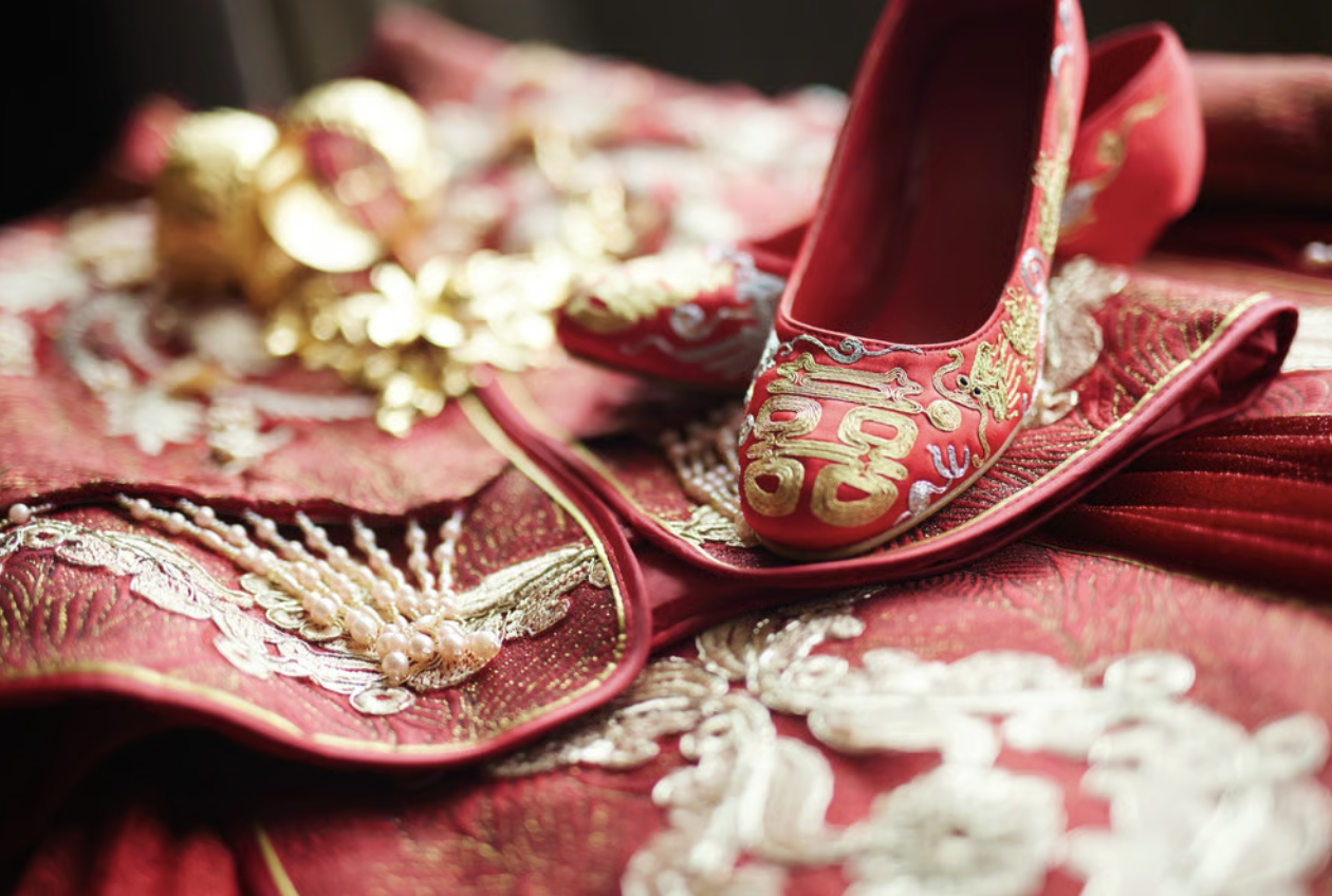 Thi đỗ c&ocirc;ng chức v&agrave; gi&aacute; s&iacute;nh lễ cao: Chi&ecirc;u quảng c&aacute;o g&acirc;y phẫn nộ - Ảnh 3.