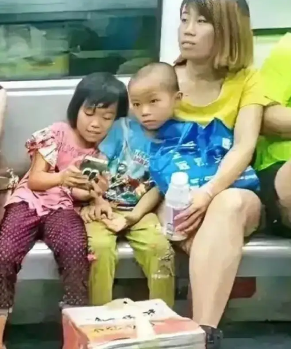 2 gia đ&igrave;nh c&oacute; 2 con tr&ecirc;n t&agrave;u điện ngầm: Khoảng c&aacute;ch kh&ocirc;ng nằm ở tiền bạc, m&agrave; ở c&aacute;ch dạy con - Ảnh 1.