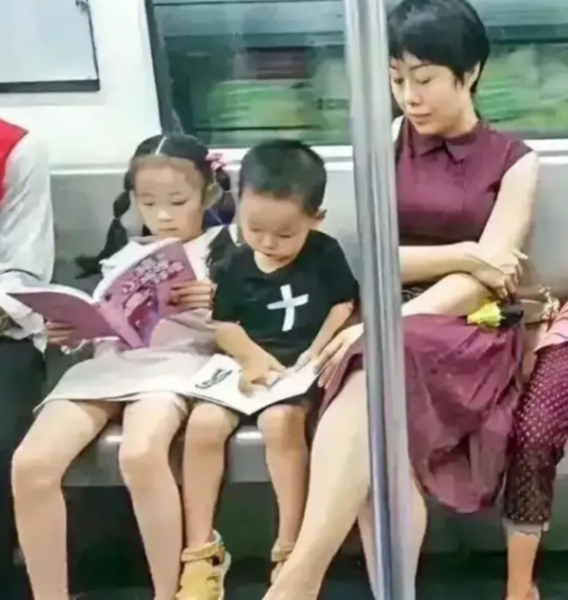 2 gia đ&igrave;nh c&oacute; 2 con tr&ecirc;n t&agrave;u điện ngầm: Khoảng c&aacute;ch kh&ocirc;ng nằm ở tiền bạc, m&agrave; ở c&aacute;ch dạy con - Ảnh 2.