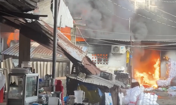 Ch&aacute;y lớn nh&agrave; d&acirc;n ph&iacute;a sau chợ B&igrave;nh Trưng , TPHCM g&acirc;y hoang mang cho người d&acirc;n - Ảnh 1.