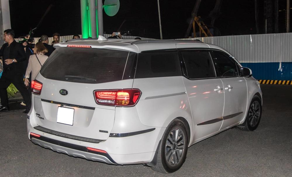 Vệ sĩ căng d&ugrave; che k&iacute;n kh&ocirc;ng để lộ Sơn T&ugrave;ng d&ugrave; 1 gi&acirc;y, đại gia showbiz nhưng vẫn chung thuỷ với một thứ- Ảnh 10.