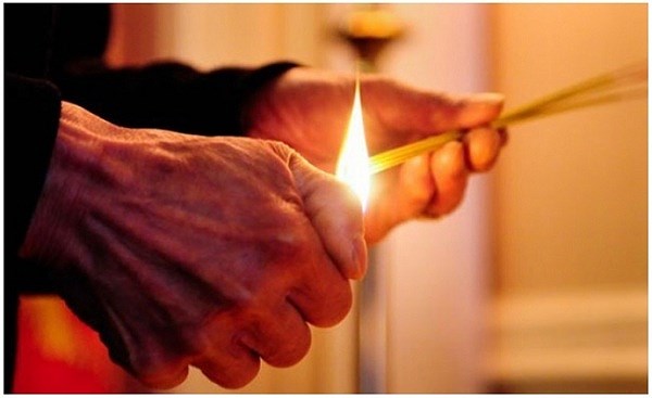 Thắp hương s&aacute;ng sớm hay chiều tối mới linh nghiệm? Chuy&ecirc;n gia phong thủy giải đ&aacute;p - Ảnh 1.