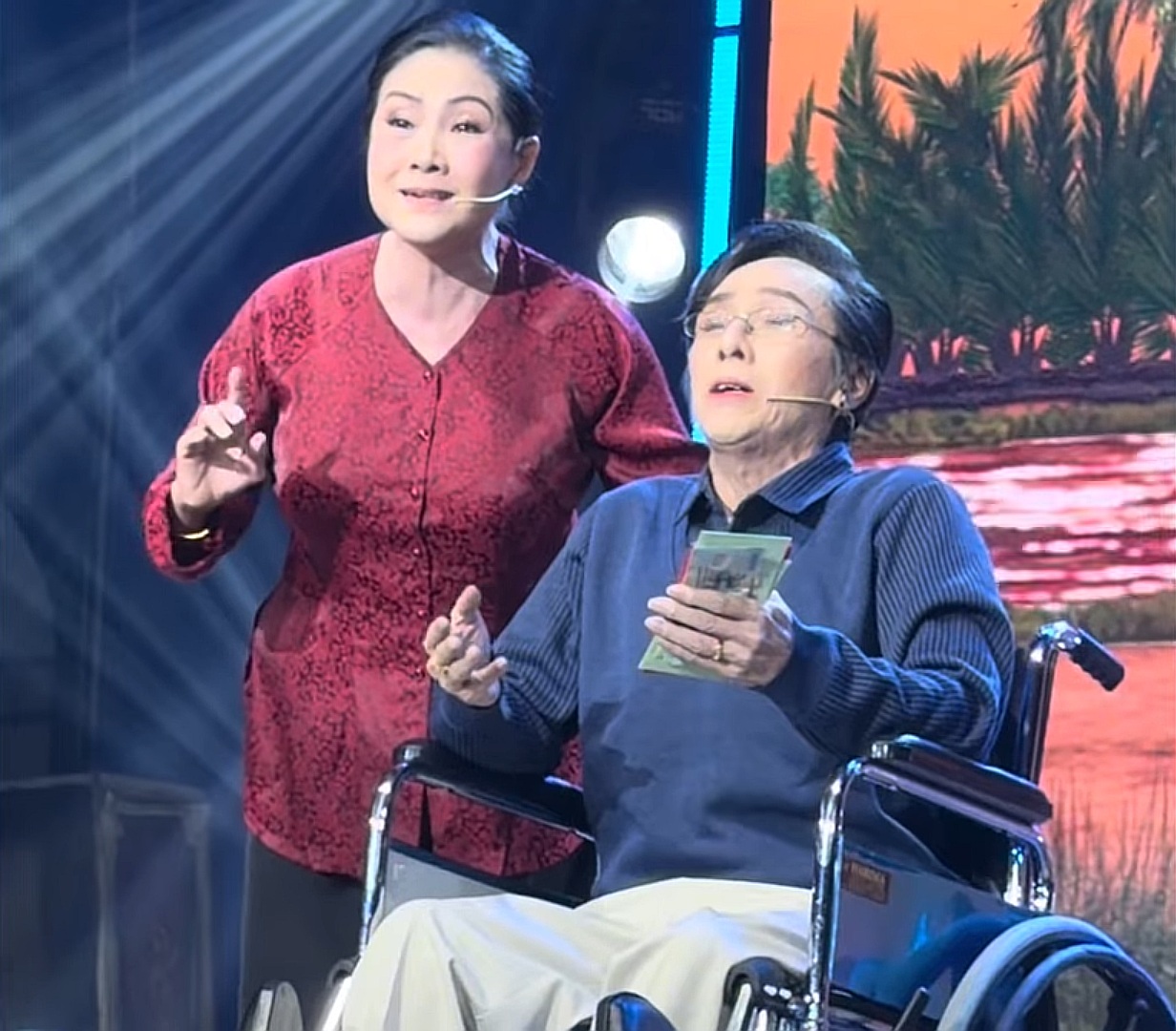 Em trai NSƯT Vũ Linh rất yếu, ngồi xe lăn ra s&acirc;n khấu: Kh&aacute;n giả đưa nhiều tiền mặt- Ảnh 1.