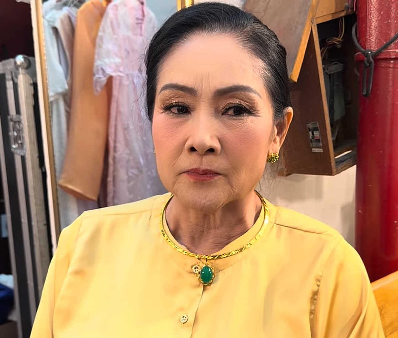 Em trai NSƯT Vũ Linh rất yếu, ngồi xe lăn ra s&acirc;n khấu: Kh&aacute;n giả đưa nhiều tiền mặt- Ảnh 2.