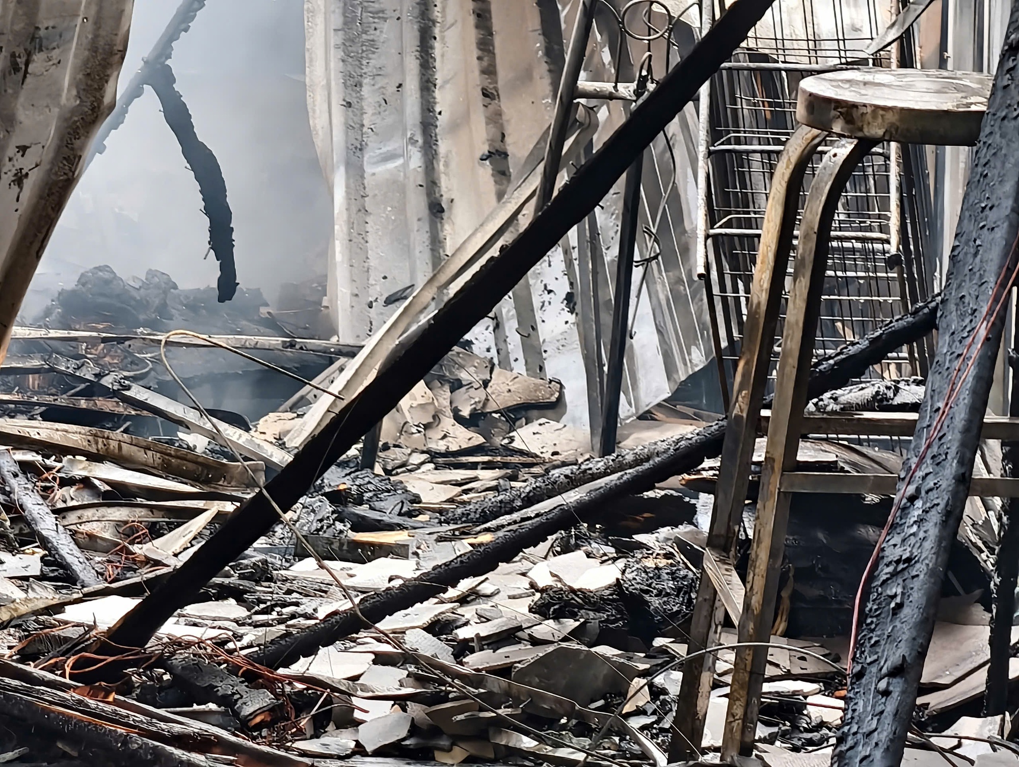 Ch&aacute;y lớn thi&ecirc;u rụi 5 căn nh&agrave; ở TPHCM s&aacute;ng nay , nguy&ecirc;n nh&acirc;n đang được điều tra - Ảnh 7.