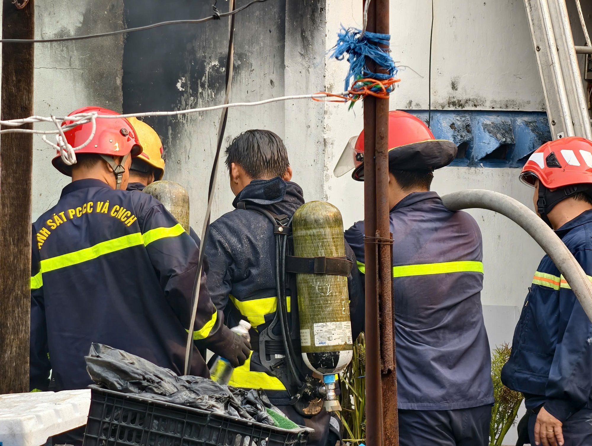 Ch&aacute;y lớn thi&ecirc;u rụi 5 căn nh&agrave; ở TPHCM s&aacute;ng nay , nguy&ecirc;n nh&acirc;n đang được điều tra - Ảnh 8.