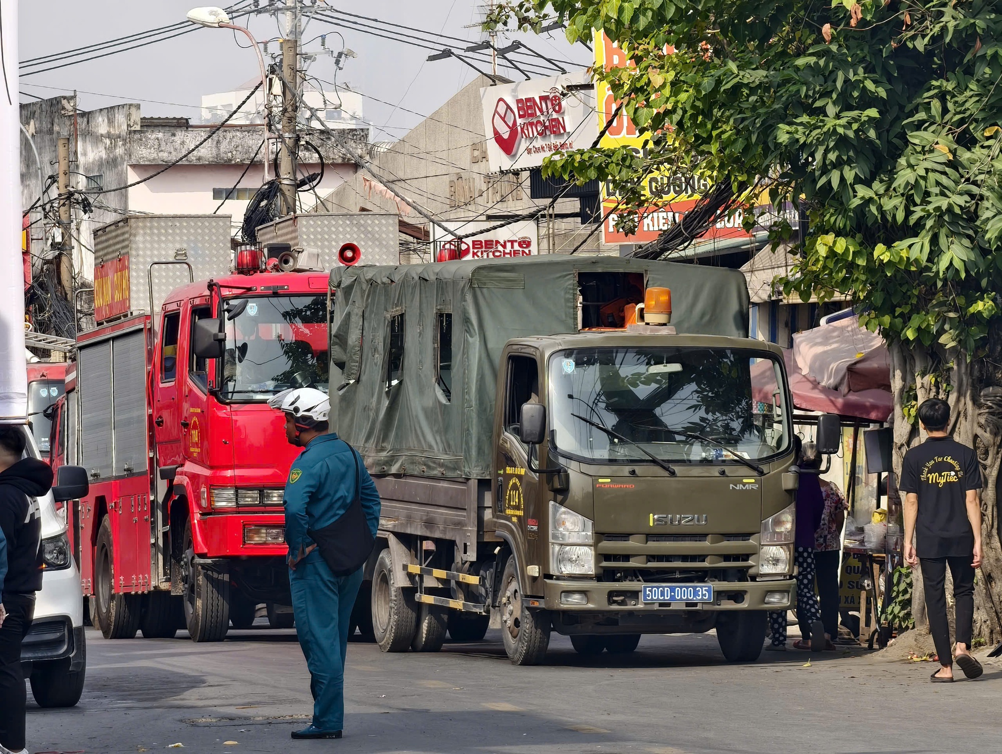 Ch&aacute;y lớn thi&ecirc;u rụi 5 căn nh&agrave; ở TPHCM s&aacute;ng nay , nguy&ecirc;n nh&acirc;n đang được điều tra - Ảnh 4.