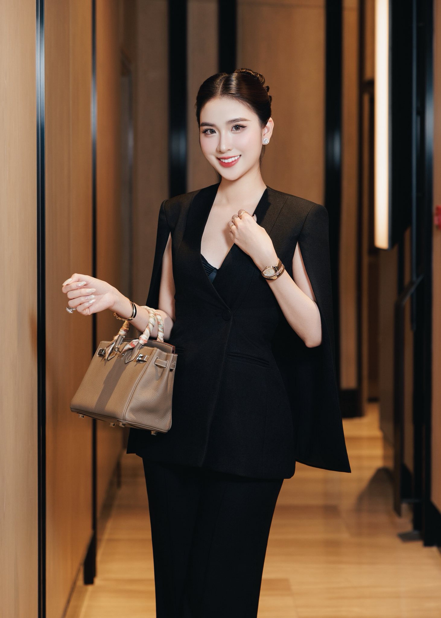 Mỹ nhân Việt bị "tóm" bên bác sĩ Chiêm Quốc Thái, lộ cả hình ảnh 2 con chung giấu kín bấy lâu? - Ảnh 5. Mỹ nhân Việt bị "tóm" bên bác sĩ Chiêm Quốc Thái, lộ cả hình ảnh 2 con chung giấu kín bấy lâu? - Ảnh 5.