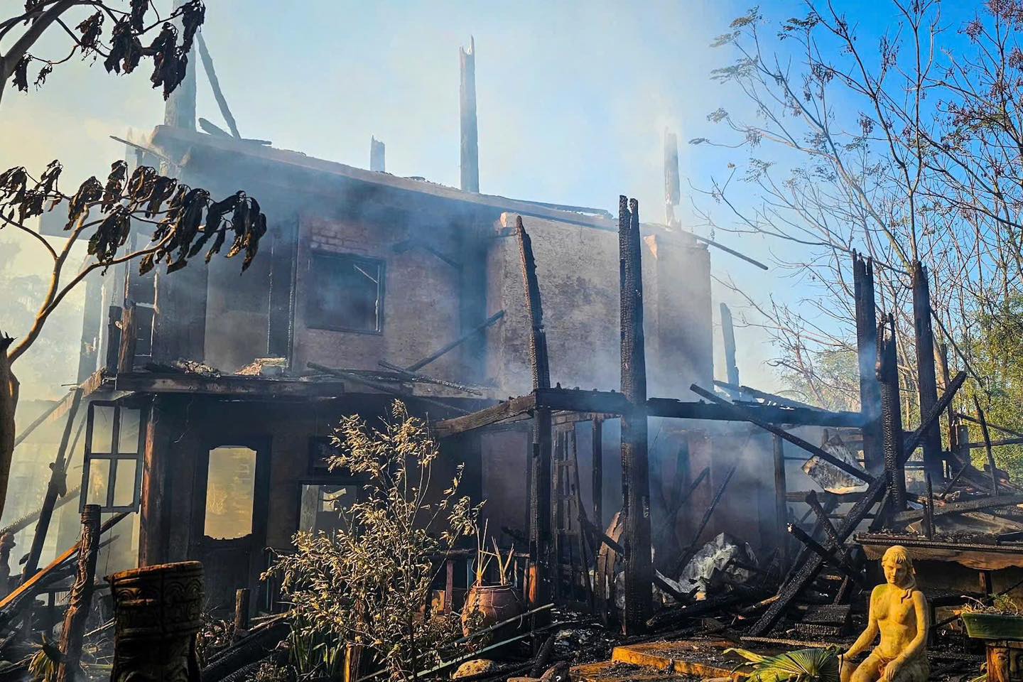 Quán cà phê m . G . Ở Đà Nẵng cháy lớn , gây tiếc nuối cho người dân - Ảnh 2. Quán cà phê m . G . Ở Đà Nẵng cháy lớn , gây tiếc nuối cho người dân - Ảnh 2.