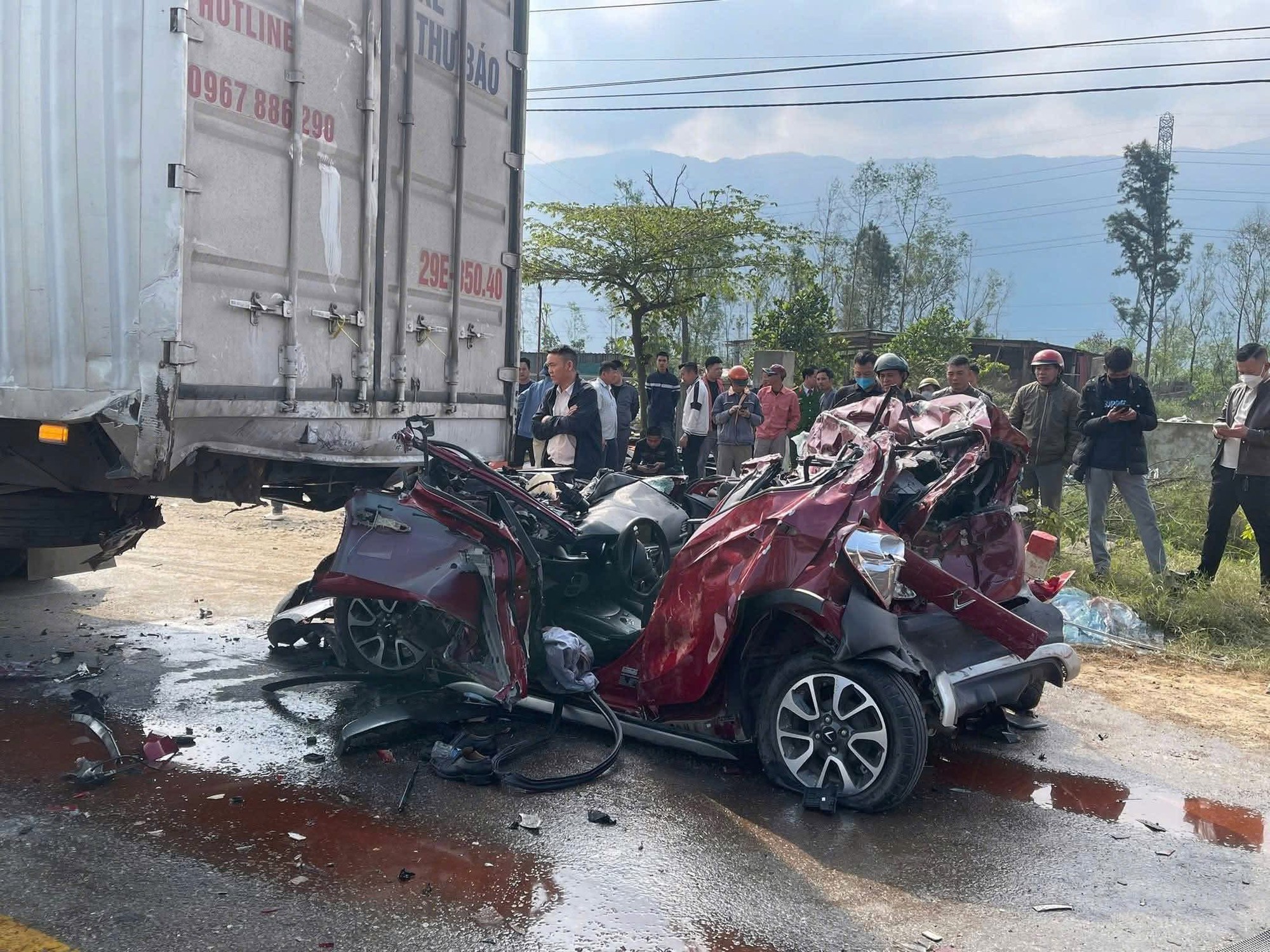 Kinh ho&agrave;ng hiện trường vụ tai nạn li&ecirc;n ho&agrave;n ở H&agrave; Tĩnh: Xe con bị v&ograve; n&aacute;t, t&agrave;i xế được đưa ra ngo&agrave;i trong t&igrave;nh trạng kh&oacute; tin- Ảnh 1.