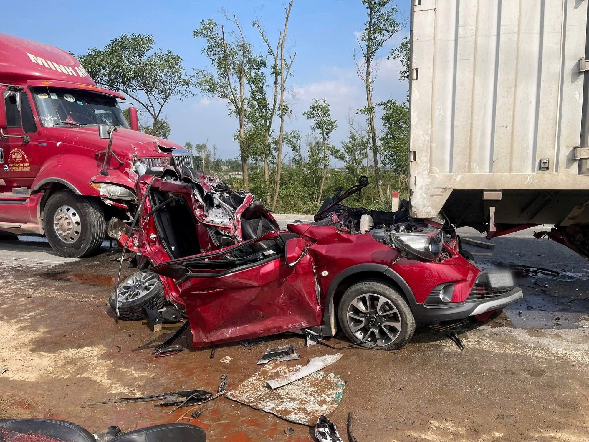 Kinh ho&agrave;ng hiện trường vụ tai nạn li&ecirc;n ho&agrave;n ở H&agrave; Tĩnh: Xe con bị v&ograve; n&aacute;t, t&agrave;i xế được đưa ra ngo&agrave;i trong t&igrave;nh trạng kh&oacute; tin- Ảnh 2.