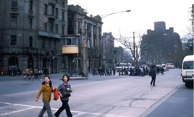 Ảnh cũ Thượng Hải thập niên 1980: Phương tiện này thống trị đường phố, có nơi 40 năm chưa hề khác - Ảnh 15.