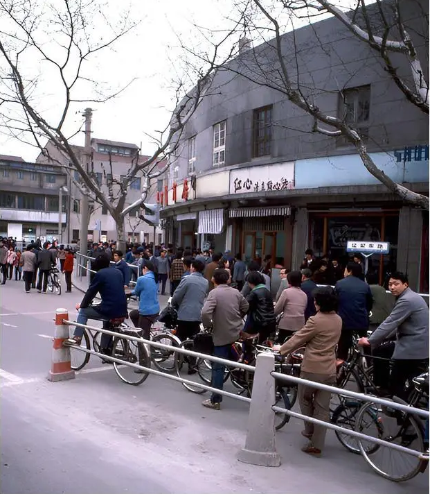 Ảnh cũ Thượng Hải thập niên 1980: Phương tiện này thống trị đường phố, có nơi 40 năm chưa hề khác - Ảnh 22.