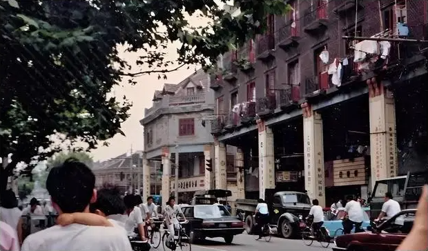 Ảnh cũ Thượng Hải thập niên 1980: Phương tiện này thống trị đường phố, có nơi 40 năm chưa hề khác - Ảnh 27.