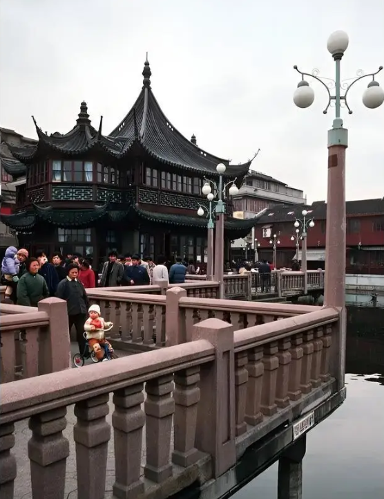 Ảnh cũ Thượng Hải thập niên 1980: Phương tiện này thống trị đường phố, có nơi 40 năm chưa hề khác - Ảnh 4.