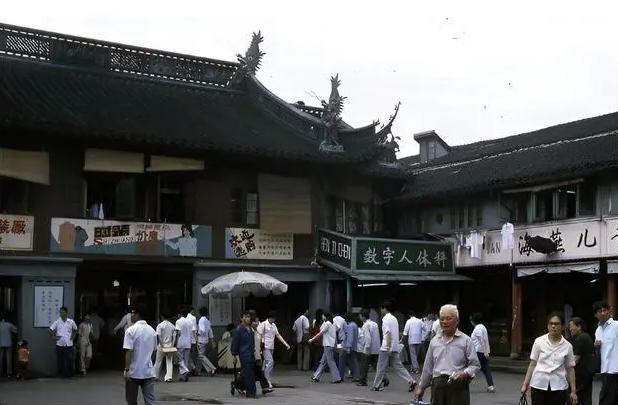 Ảnh cũ Thượng Hải thập niên 1980: Phương tiện này thống trị đường phố, có nơi 40 năm chưa hề khác - Ảnh 8.