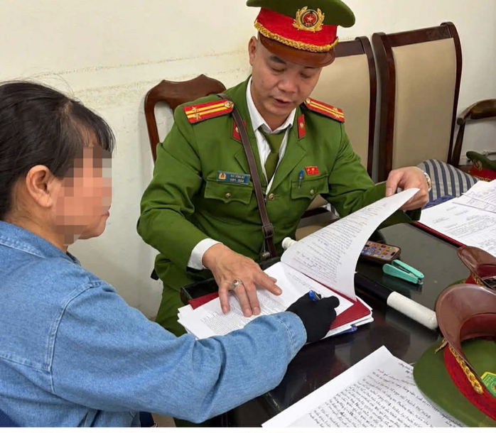 Một người đ&agrave;n &ocirc;ng ngăn vụ kh&aacute;ch T&acirc;y bị "chặt ch&eacute;m" chiếc n&oacute;n l&aacute; gi&aacute; 850.000 đồng - Ảnh 1.