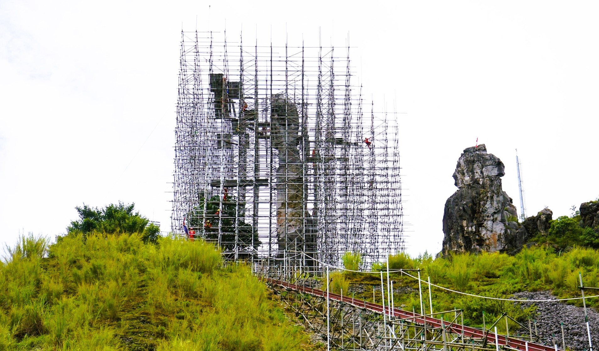 Diện mạo H&ograve;n Vọng Phu sau khi được chi 17 tỉ đồng chống đổ sập - Ảnh 6.