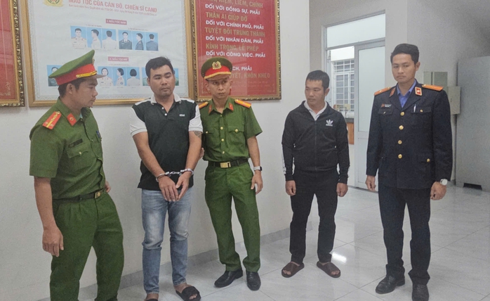 Bắt tạm giam 2 đối tượng cố &yacute; g&acirc;y thương t&iacute;ch khiến nạn nh&acirc;n liệt giường - Ảnh 1.