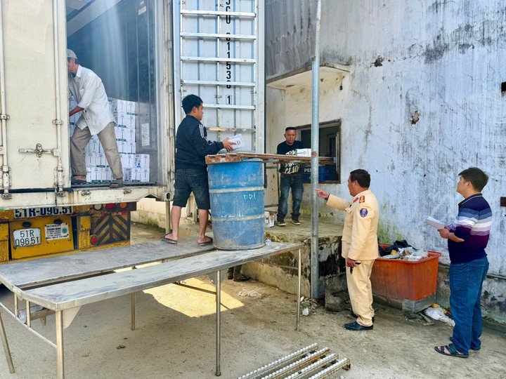 CSGT Huế ph&aacute;t hiện xe đầu k&eacute;o chở 10 tấn h&agrave;ng h&oacute;a kh&ocirc;ng h&oacute;a đơn - Ảnh 1.