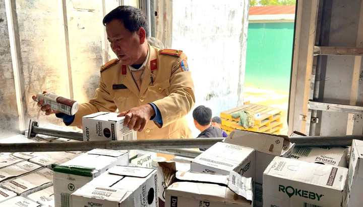 CSGT Huế ph&aacute;t hiện xe đầu k&eacute;o chở 10 tấn h&agrave;ng h&oacute;a kh&ocirc;ng h&oacute;a đơn - Ảnh 2.