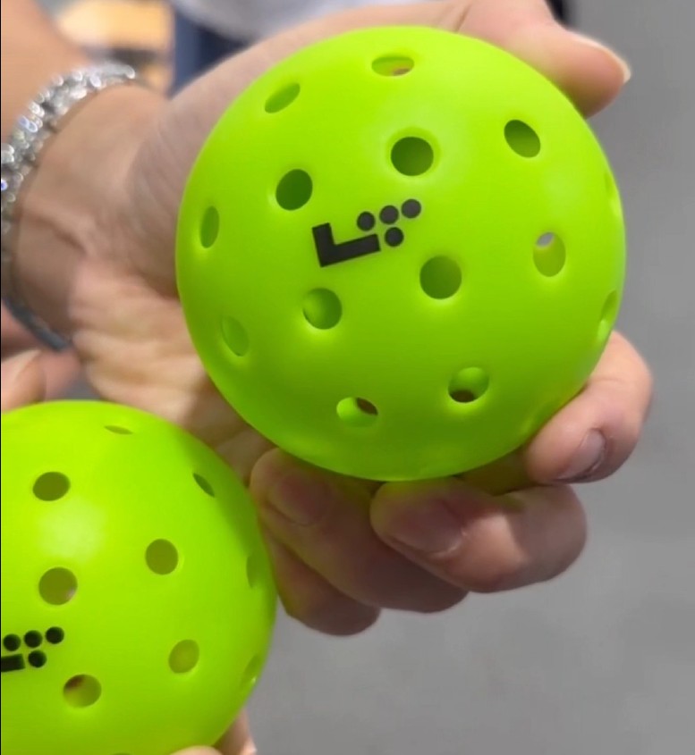 Drama: B&oacute;ng Pickleball "hot hit" mới về Việt Nam nhưng d&iacute;nh nghi vấn b&oacute;ng fake? - Ảnh 1.