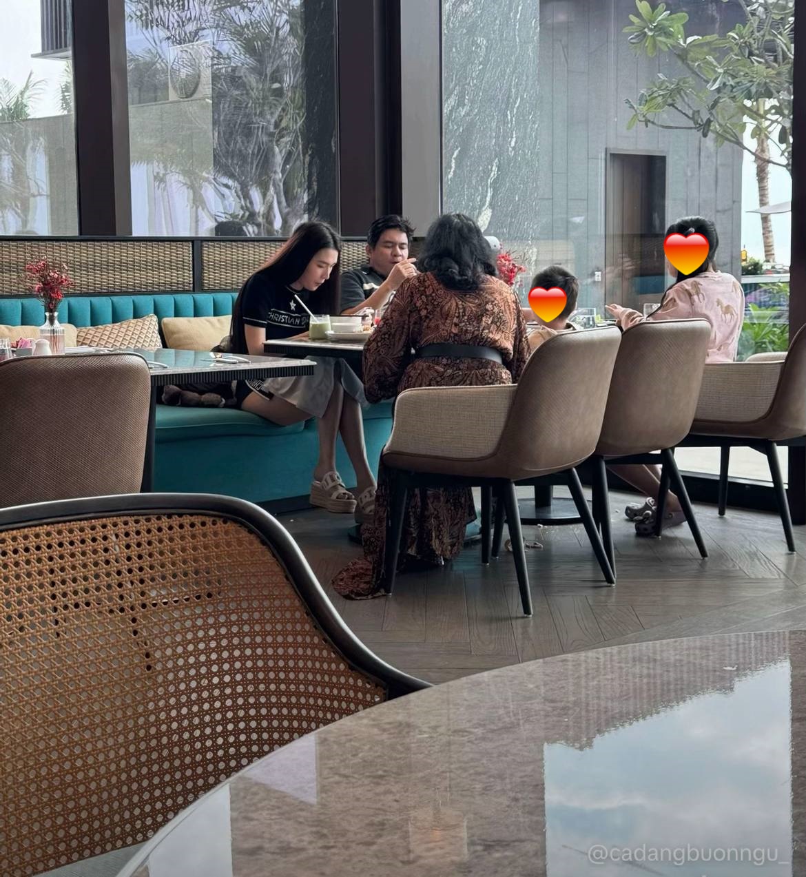 Mỹ nhân Việt bị "tóm" bên bác sĩ Chiêm Quốc Thái, lộ cả hình ảnh 2 con chung giấu kín bấy lâu? - Ảnh 1. Mỹ nhân Việt bị "tóm" bên bác sĩ Chiêm Quốc Thái, lộ cả hình ảnh 2 con chung giấu kín bấy lâu? - Ảnh 1.