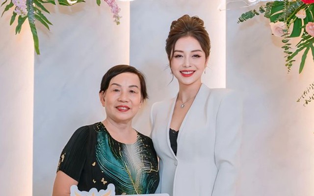 Mẹ chồng U80 của một Hoa hậu Việt Nam sở hữu khối t&agrave;i sản hơn 2.500 tỷ nhờ nắm cổ phiếu c&ocirc;ng nghệ, viễn th&ocirc;ng- Ảnh 2.