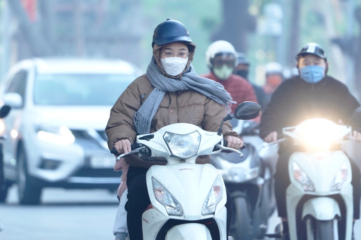 Thời tiết miền Bắc tiếp tục r&eacute;t v&agrave; &ocirc; nhiễm kh&ocirc;ng kh&iacute; k&eacute;o d&agrave;i trong những ng&agrave;y tới - Ảnh 1.