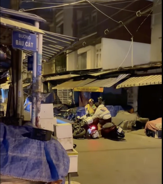 Nam thanh ni&ecirc;n n&eacute;m bộ đ&agrave;m, &ocirc;m CSGT để bạn bỏ trốn - Ảnh 1.