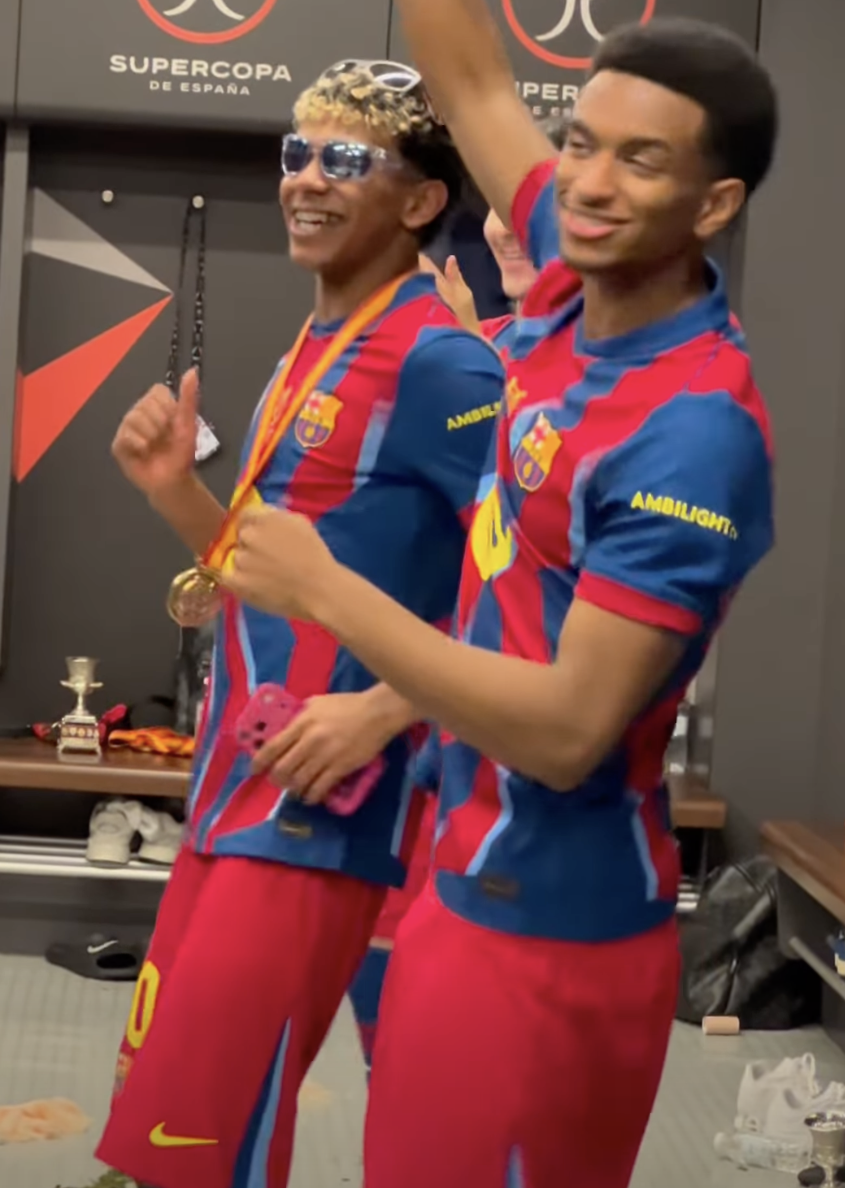 Lamine Yamal ho&aacute; "cơ trưởng" quẩy cực sung sau khi Barcelona đ&aacute;nh bại Real Madrid gi&agrave;nh Si&ecirc;u c&uacute;p - Ảnh 1.