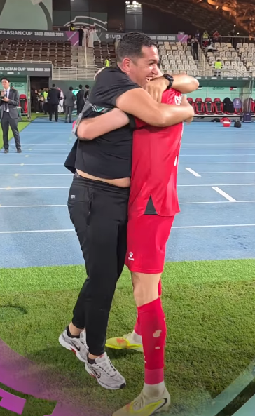 V&agrave;o tứ kết nhờ Saudi Arabia thua trận, cầu thủ Jordan phấn kh&iacute;ch &ocirc;m chầm lấy ng&ocirc;i sao U23 Việt Nam - Ảnh 2.