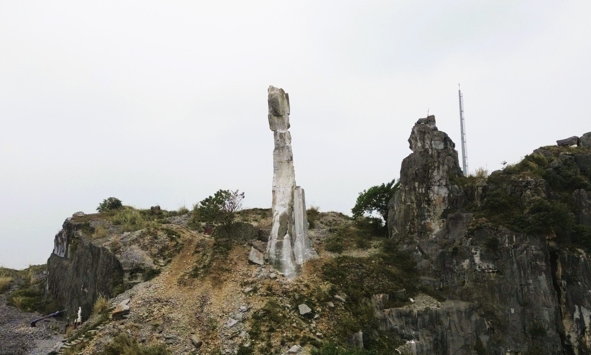 Diện mạo H&ograve;n Vọng Phu sau khi được chi 17 tỉ đồng chống đổ sập - Ảnh 2.