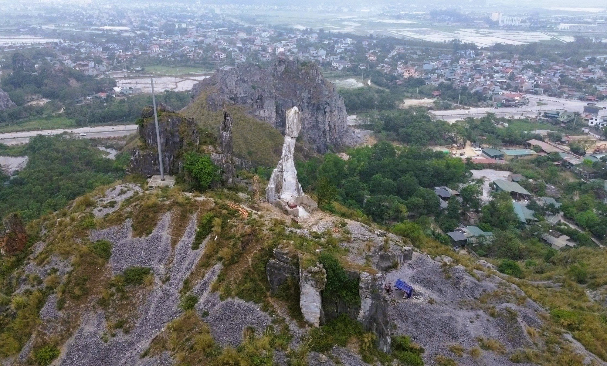 Diện mạo H&ograve;n Vọng Phu sau khi được chi 17 tỉ đồng chống đổ sập - Ảnh 7.