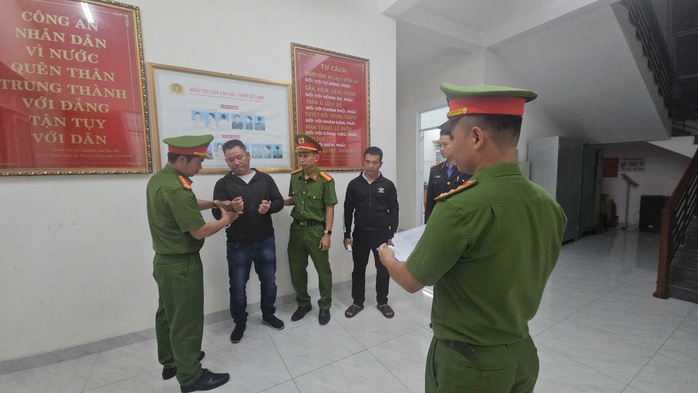 Bắt tạm giam 2 đối tượng cố &yacute; g&acirc;y thương t&iacute;ch khiến nạn nh&acirc;n liệt giường - Ảnh 2.