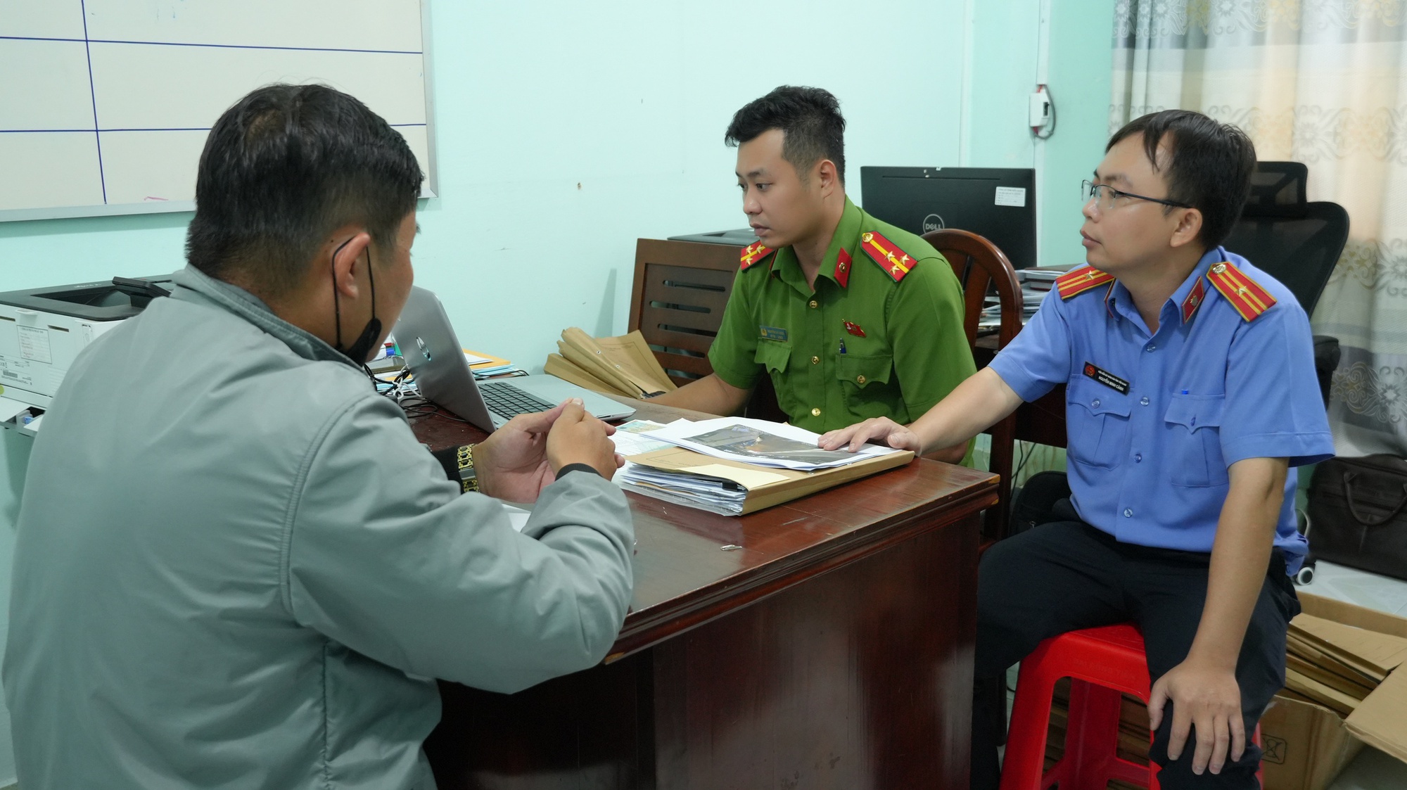 Vụ chuyến xe b&atilde;o t&aacute;p ở Đồng Th&aacute;p: T&agrave;i xế xe tải v&agrave; xe kh&aacute;ch bị tạm giam - Ảnh 1.