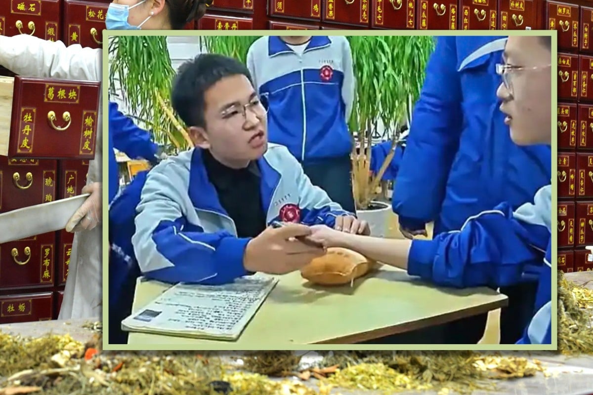 Phát hiện học sinh một lớp cứ đến giờ ra chơi là lẳng lặng xếp hàng trước bàn một bạn: Chuyện gì đây?- Ảnh 1.