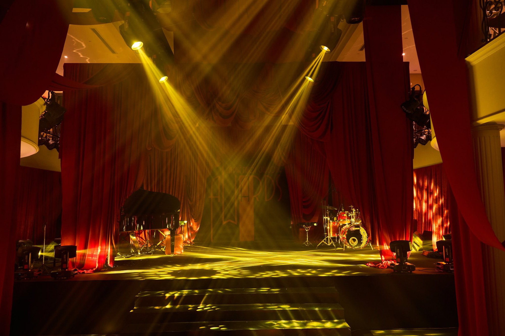 Lạ đời tiệc cuối năm của Cà Phê Muối Chú Long, nhìn không kỹ còn tưởng lễ trao giải- Ảnh 9. Lạ đời tiệc cuối năm của Cà Phê Muối Chú Long, nhìn không kỹ còn tưởng lễ trao giải- Ảnh 9.