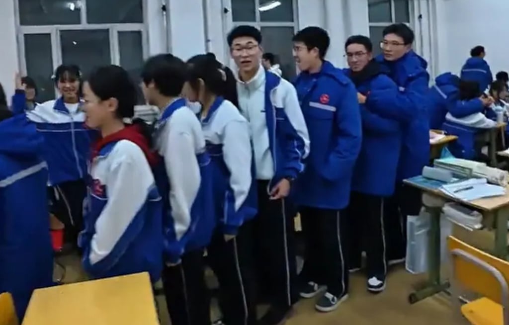 Phát hiện học sinh một lớp cứ đến giờ ra chơi là lẳng lặng xếp hàng trước bàn một bạn: Chuyện gì đây?- Ảnh 2.