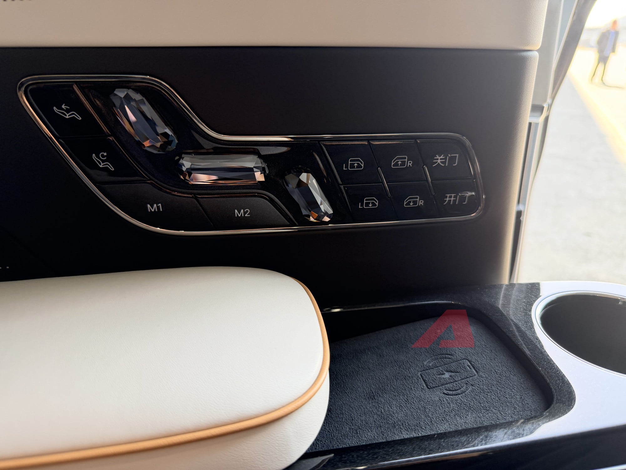 Thử l&agrave;m &lsquo;Chủ tịch&rsquo; tr&ecirc;n ghế Zeekr 009 sắp về Việt Nam: C&oacute; chi tiết kh&ocirc;ng ngờ tới!- Ảnh 5.