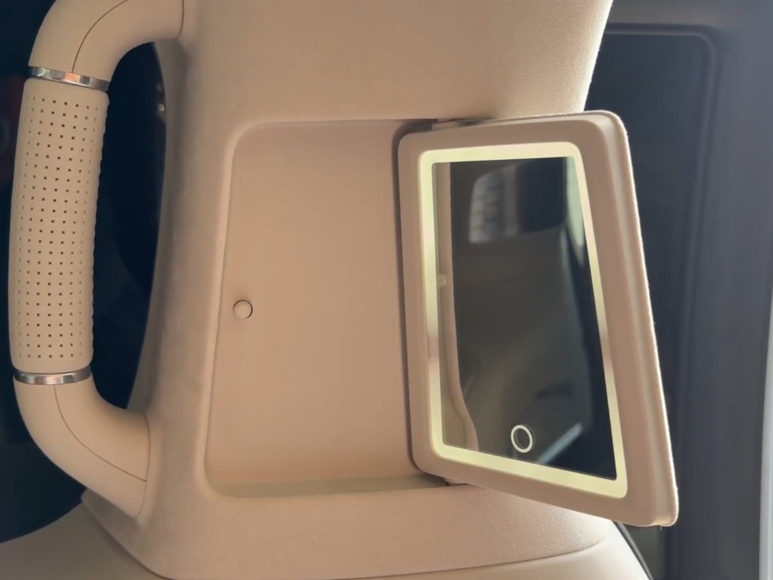 Thử l&agrave;m &lsquo;Chủ tịch&rsquo; tr&ecirc;n ghế Zeekr 009 sắp về Việt Nam: C&oacute; chi tiết kh&ocirc;ng ngờ tới!- Ảnh 9.