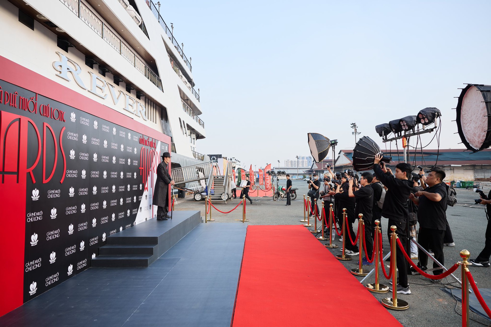 Lạ đời tiệc cuối năm của Cà Phê Muối Chú Long, nhìn không kỹ còn tưởng lễ trao giải- Ảnh 1. Lạ đời tiệc cuối năm của Cà Phê Muối Chú Long, nhìn không kỹ còn tưởng lễ trao giải- Ảnh 1.