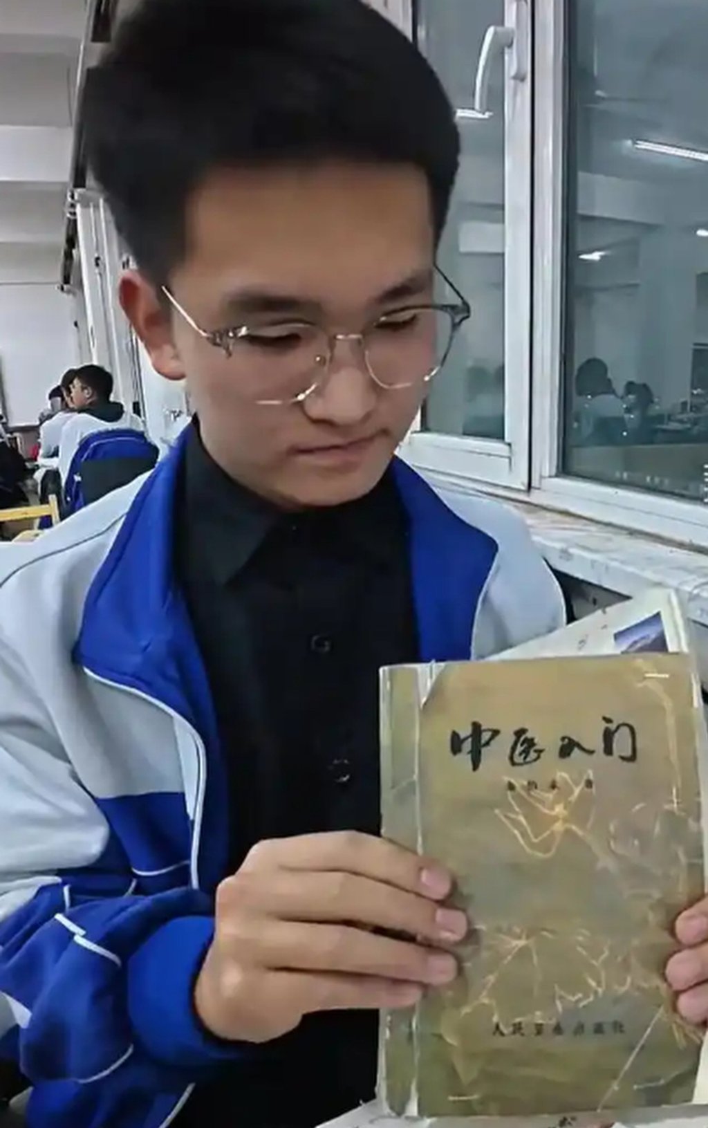 Phát hiện học sinh một lớp cứ đến giờ ra chơi là lẳng lặng xếp hàng trước bàn một bạn: Chuyện gì đây?- Ảnh 3.