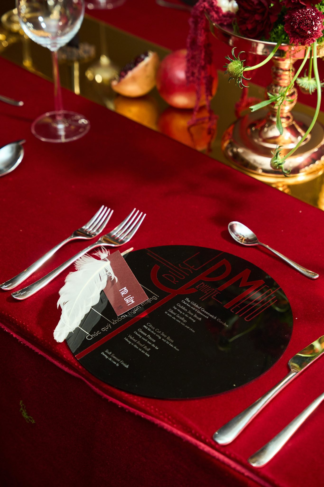 Lạ đời tiệc cuối năm của Cà Phê Muối Chú Long, nhìn không kỹ còn tưởng lễ trao giải- Ảnh 4. Lạ đời tiệc cuối năm của Cà Phê Muối Chú Long, nhìn không kỹ còn tưởng lễ trao giải- Ảnh 4.