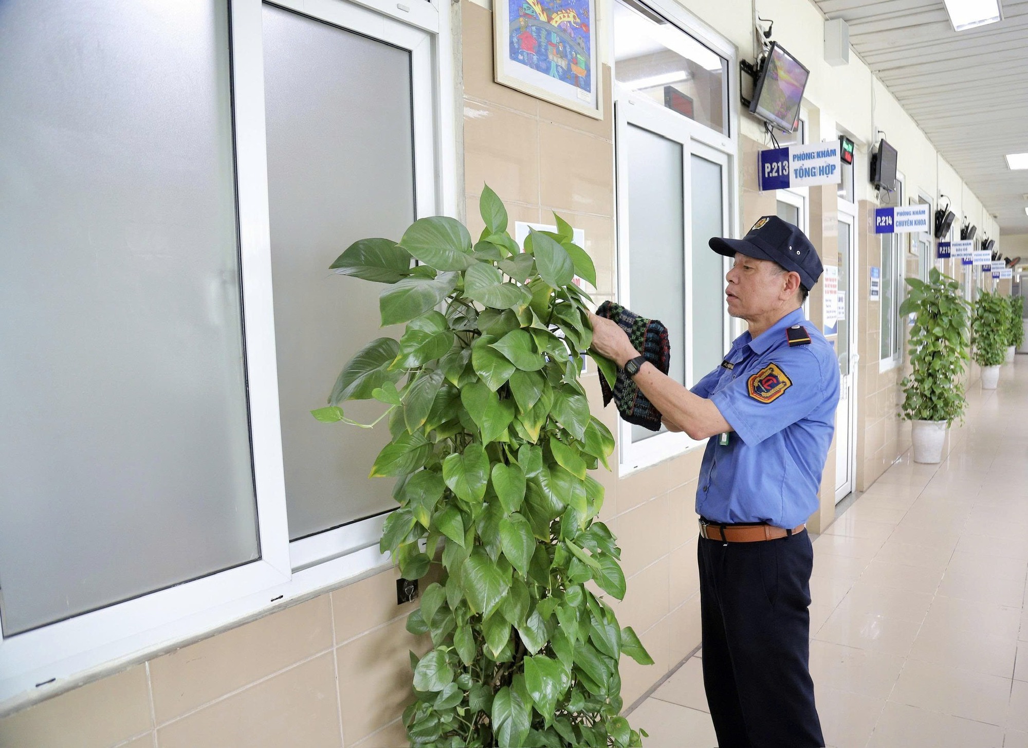 Bác bảo vệ này có lẽ là người hot nhất viện K Tân Triều: Biết chuyện đời tư thấy thương nhiều hơn- Ảnh 2.