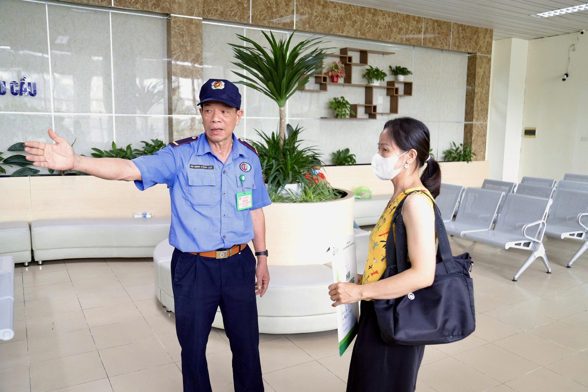 Bác bảo vệ này có lẽ là người hot nhất viện K Tân Triều: Biết chuyện đời tư thấy thương nhiều hơn- Ảnh 1.