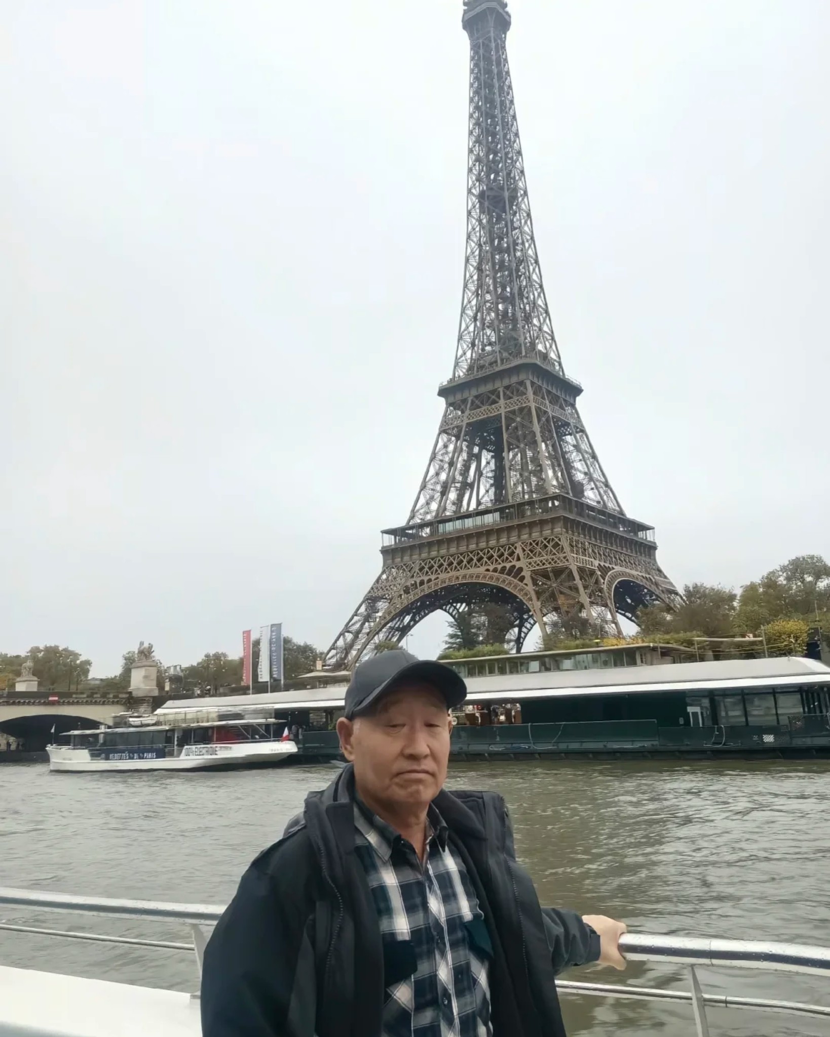 Bộ ảnh đi chơi Paris của &ocirc;ng ch&uacute; trung ni&ecirc;n viral to&agrave;n cầu: Cả năm marketing của du lịch Ph&aacute;p &ldquo;thua đau&rdquo; dưới 1 chiếc điện thoại- Ảnh 1.