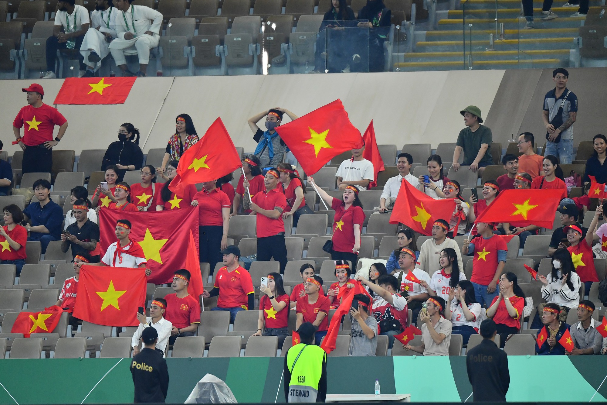 Đình Bắc cầm Iphone màu cam gọi cho ai?- Ảnh 9.