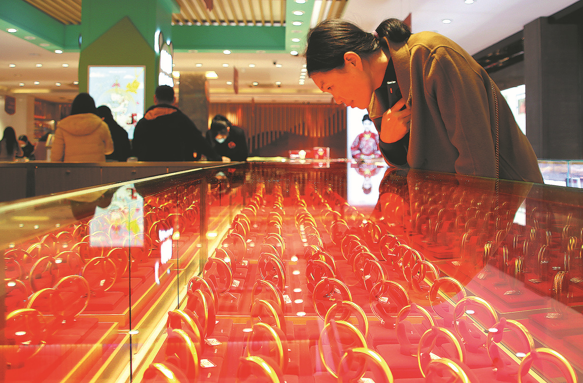 C&aacute;ch "tho&aacute;t ngh&egrave;o" của Gen Z: C&oacute; tiền l&agrave; tới tiệm v&agrave;ng đầu ti&ecirc;n, ưu ti&ecirc;n mua v&agrave;ng hơn mọi thứ!- Ảnh 2.