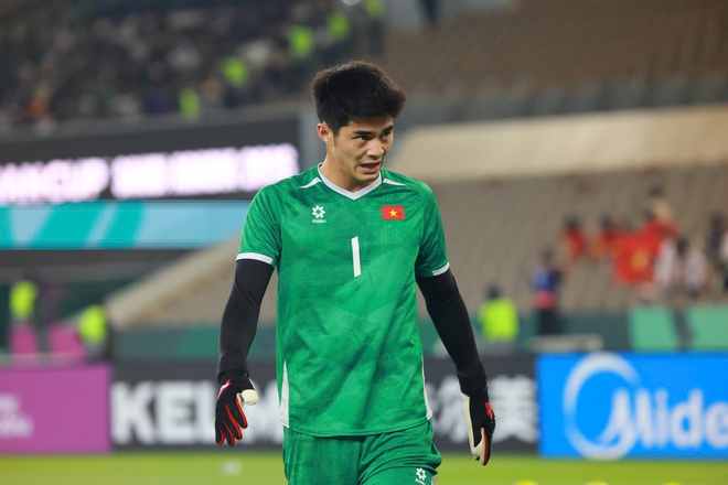 Thủ m&ocirc;n điển trai 1m90 Trần Trung Ki&ecirc;n khiến cả c&otilde;i mạng gọi t&ecirc;n v&igrave; cứu thua xuất sắc cho U23 Việt Nam - Ảnh 9.